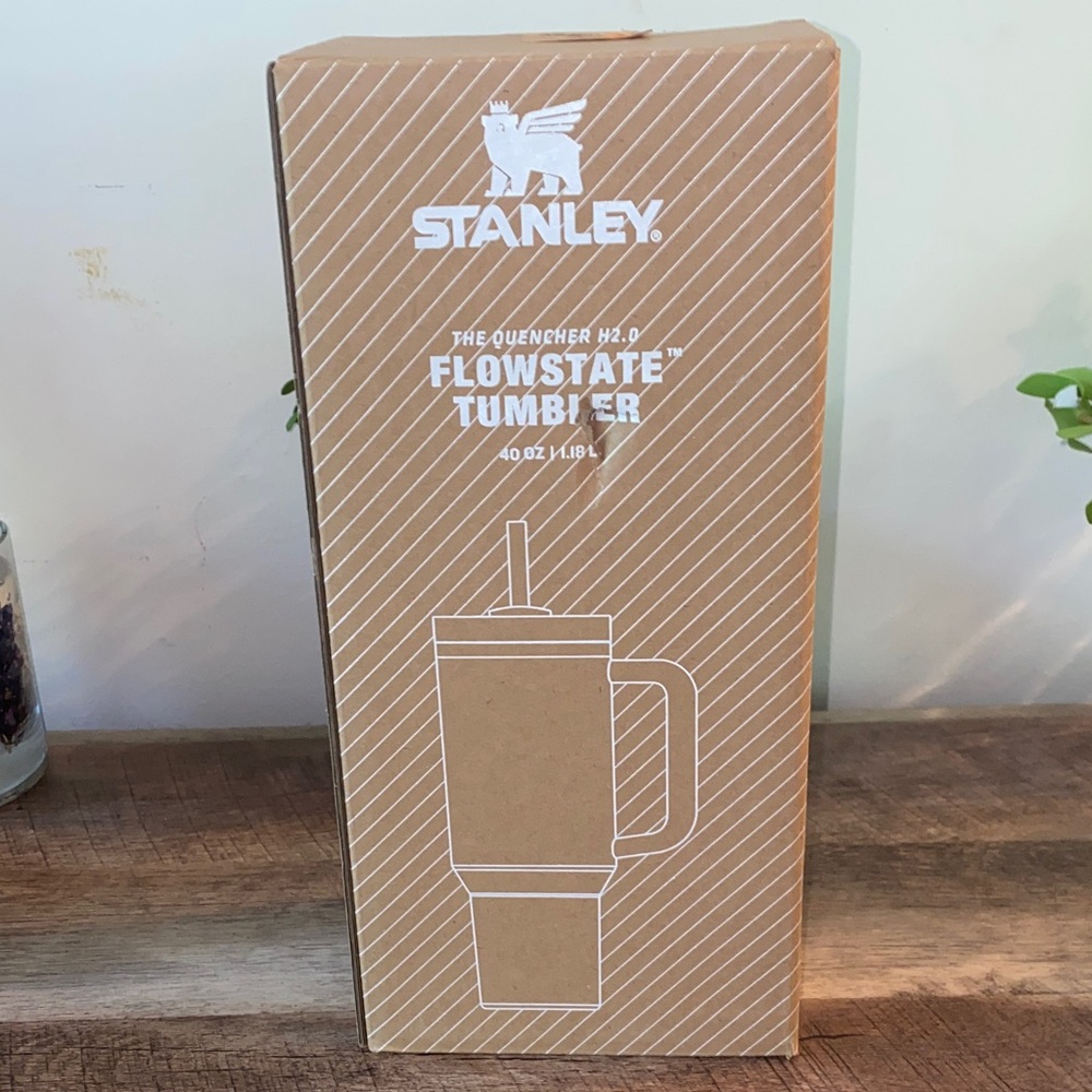 Stanley Black Quencher H2.0 FlowState Tumbler 40oz NWB - Picture 3 of 13